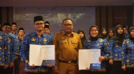 Sekdaprov Malut saat memimpin ikrar sumpah janji pengangkatan ASN.