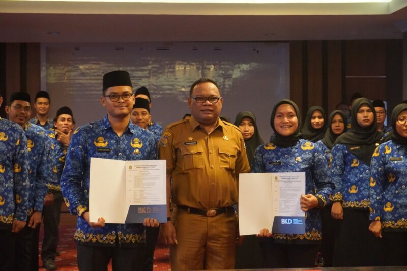 Sekdaprov Malut saat memimpin ikrar sumpah janji pengangkatan ASN.