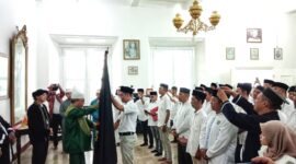 Sultan Ternate, Hidayatullah Syah saat menyerahkan bendera kegiatan Legu Taranoate pada ketua panitia, Syarif Abdullah. 