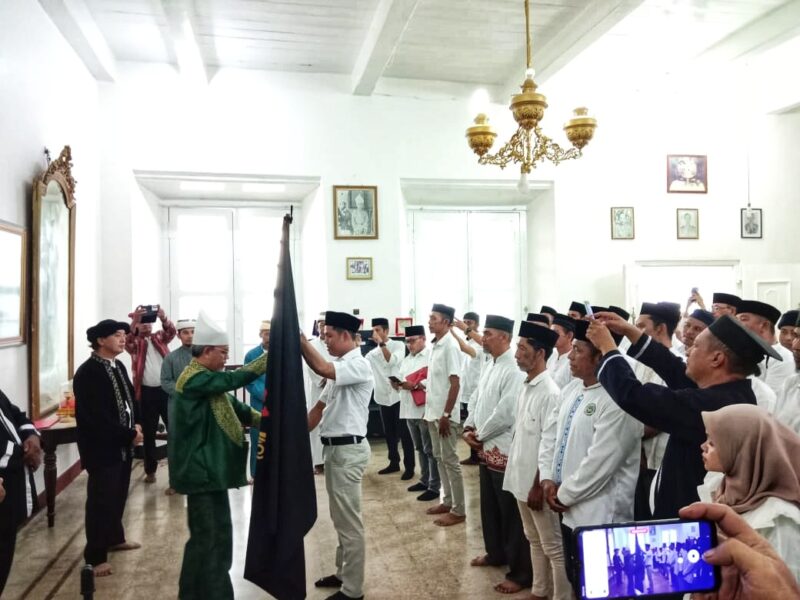 Sultan Ternate, Hidayatullah Syah saat menyerahkan bendera kegiatan Legu Taranoate pada ketua panitia, Syarif Abdullah. 