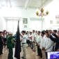Sultan Ternate, Hidayatullah Syah saat menyerahkan bendera kegiatan Legu Taranoate pada ketua panitia, Syarif Abdullah. 