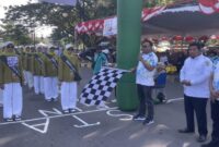 Sekprov Malut Drs Samsudin A. Kadir saat melepas lomba gerak jalan dan tarian poco - poco dalam rangka HUT Malut ke 24.