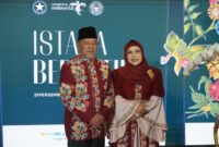 Gubernur Maluku Utara Kh Abdul Gani Kasuba dan istri Hj. Faoniah Jauhar Kasuba tampil mempesona sebagai salah satu peserta Fashion Show pada kegiatan Istana Berbatik.
