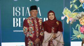 Gubernur Maluku Utara Kh Abdul Gani Kasuba dan istri Hj. Faoniah Jauhar Kasuba tampil mempesona sebagai salah satu peserta Fashion Show pada kegiatan Istana Berbatik.