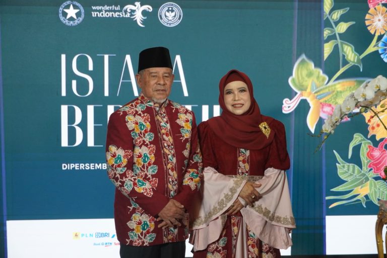 Gubernur Maluku Utara Kh Abdul Gani Kasuba dan istri Hj. Faoniah Jauhar Kasuba tampil mempesona sebagai salah satu peserta Fashion Show pada kegiatan Istana Berbatik.