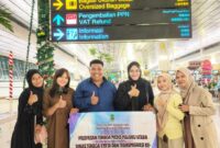 Kadis Nakertrans Malut, Marwan Polisiri saat mendampingi para nekes yang dikirim ke Arab Saudi