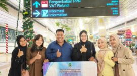 Kadis Nakertrans Malut, Marwan Polisiri saat mendampingi para nekes yang dikirim ke Arab Saudi