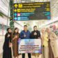 Kadis Nakertrans Malut, Marwan Polisiri saat mendampingi para nekes yang dikirim ke Arab Saudi