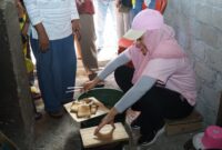 Bupati Kepulauan Sula, Fifian Adeningsi Mus saat mengunjungi salah satu UMKM. 