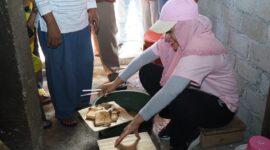 Bupati Kepulauan Sula, Fifian Adeningsi Mus saat mengunjungi salah satu UMKM. 