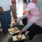 Bupati Kepulauan Sula, Fifian Adeningsi Mus saat mengunjungi salah satu UMKM. 