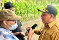 Sekretaris Daerah, Muhlis Soamole saat diwawancarai wartawan. 