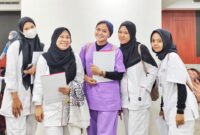 Ini Foto 5 Orang Perawat dan Bidan yang sudah bekerja di  RS Sulaiman Al-Habib. 3 yg kita kirim kemarin, 2 orang sudah duluan bekerja. 