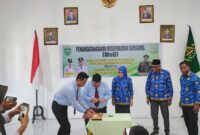 Bupati Kepulauan Sula saat melakukan MoU dengan Kejari Sula. 