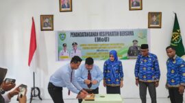 Bupati Kepulauan Sula saat melakukan MoU dengan Kejari Sula. 