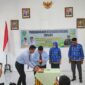 Bupati Kepulauan Sula saat melakukan MoU dengan Kejari Sula. 