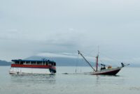 KLM. Berkat Usaha keram di depan perairan Desa Oba. 