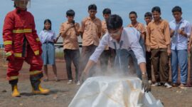 Siswa SMA Tunas Muda Kawasi diberikan kesempatan langsung untuk memadamkan api di lapangan.