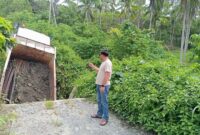 Anggota DPRD Provinsi Maluku Utara, Haryadi Ahmad terpaksa berhenti sejenak karena akses jalan jembatan terputus. 