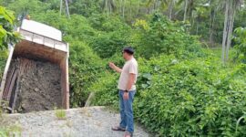 Anggota DPRD Provinsi Maluku Utara, Haryadi Ahmad terpaksa berhenti sejenak karena akses jalan jembatan terputus. 