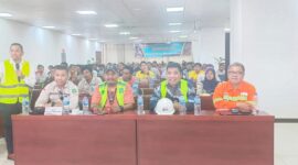 Kadis Nakertrans Malut, Marwan Polisiri dan Guru besar K3, Prof Yahya Thamrin saat melaksanakan seminar K3 di PT. IWIP. 