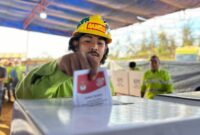Karyawan Harita Nickel memberikan hak suara di TPS Khusus. 