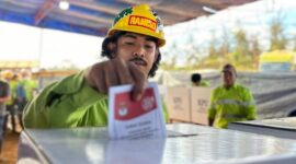 Karyawan Harita Nickel memberikan hak suara di TPS Khusus. 