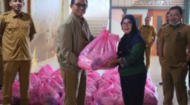 Sekretaris DPRD Malut, Abubakar Abdullah saat menyerahkan bantuan sembako ke cleaning servis. (Foto: Gocan Setwan). 