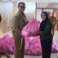 Sekretaris DPRD Malut, Abubakar Abdullah saat menyerahkan bantuan sembako ke cleaning servis. (Foto: Gocan Setwan). 