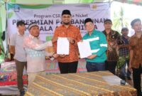 Proses serah terima simbolis dari Perusahaan kepada Bupati. 