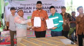 Proses serah terima simbolis dari Perusahaan kepada Bupati. 