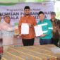 Proses serah terima simbolis dari Perusahaan kepada Bupati. 