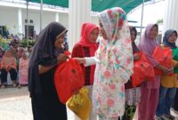 Bupati Kepulauan Sula, Hj Fifian Ade Ningsih Mus saat memberikan satuan. 