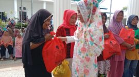 Bupati Kepulauan Sula, Hj Fifian Ade Ningsih Mus saat memberikan satuan. 