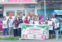 Pengurus BPD KKSS Kota Tidore Kepulauan saat melakukan pembagian takjil di kawasan lampu merah Galala Sofifi. 