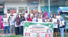 Pengurus BPD KKSS Kota Tidore Kepulauan saat melakukan pembagian takjil di kawasan lampu merah Galala Sofifi. 