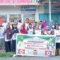 Pengurus BPD KKSS Kota Tidore Kepulauan saat melakukan pembagian takjil di kawasan lampu merah Galala Sofifi.
