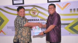 Sekertaris-Daerah-Kota-Tidore-Kepulauan-Ismail-Dukomalamo-menyerahkan-Laporan-Keuangan-TA-2023-Kota-Tidore-Kepulauan-kepada-BPK-RI-Perwakilan-Provinsi-Maluku-Utara-Bertempat-Di-Ruang-Auditorium-BPK-RI.