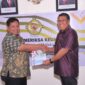 Sekertaris-Daerah-Kota-Tidore-Kepulauan-Ismail-Dukomalamo-menyerahkan-Laporan-Keuangan-TA-2023-Kota-Tidore-Kepulauan-kepada-BPK-RI-Perwakilan-Provinsi-Maluku-Utara-Bertempat-Di-Ruang-Auditorium-BPK-RI.
