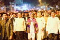 Tokoh muda NU, Abubakar Abdullah saat mendampingi Sultan Ternate Hidayat Syah pada perayaan malam ela-ela di Kelurahan Mangga Dua. 