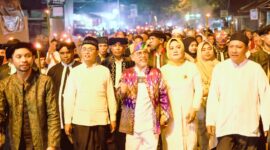 Tokoh muda NU, Abubakar Abdullah saat mendampingi Sultan Ternate Hidayat Syah pada perayaan malam ela-ela di Kelurahan Mangga Dua. 