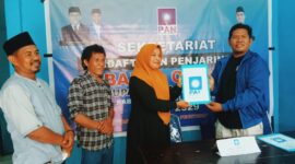 Marlina Buamona saat mengambil formulir pendaftaran dari PAN. 
