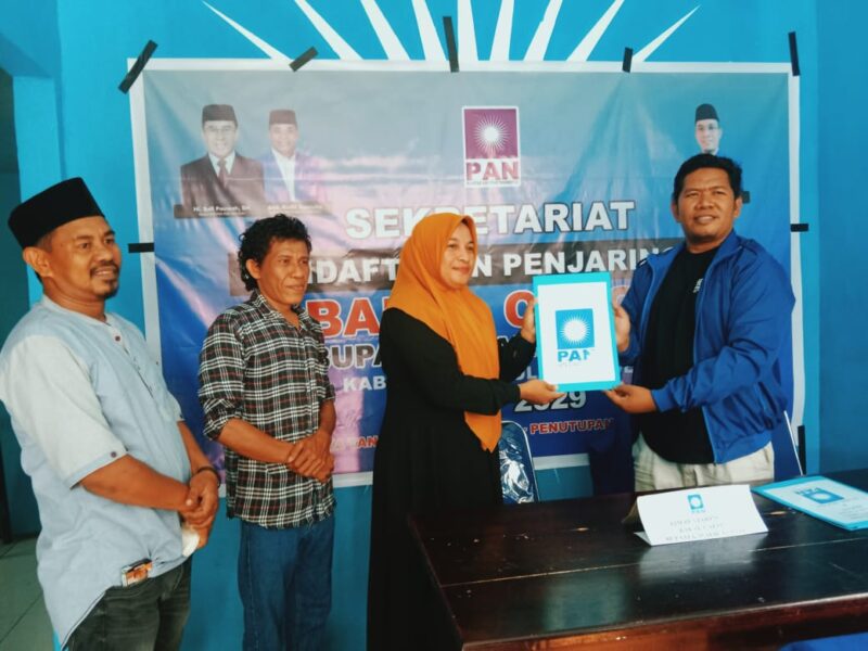 Marlina Buamona saat mengambil formulir pendaftaran dari PAN. 