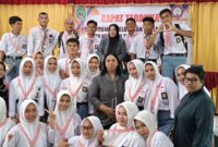 Para siswa yang baru saja dinyatakan lulus, foto bersama kepala sekolah dan dewan guru SMA Negeri 8 Tikep. 