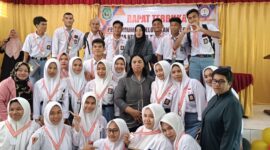 Para siswa yang baru saja dinyatakan lulus, foto bersama kepala sekolah dan dewan guru SMA Negeri 8 Tikep. 