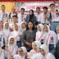 Para siswa yang baru saja dinyatakan lulus, foto bersama kepala sekolah dan dewan guru SMA Negeri 8 Tikep. 