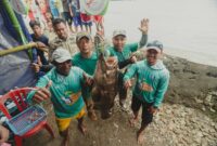Peserta Obi Fishing saat mengangkat ikan hasil mancing. 