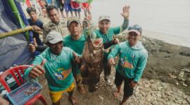 Peserta Obi Fishing saat mengangkat ikan hasil mancing. 