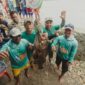 Peserta Obi Fishing saat mengangkat ikan hasil mancing. 