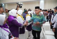 Pj Gubernur Malut, Samsudin A Kadir saat menyalami para calon jamah haji. 